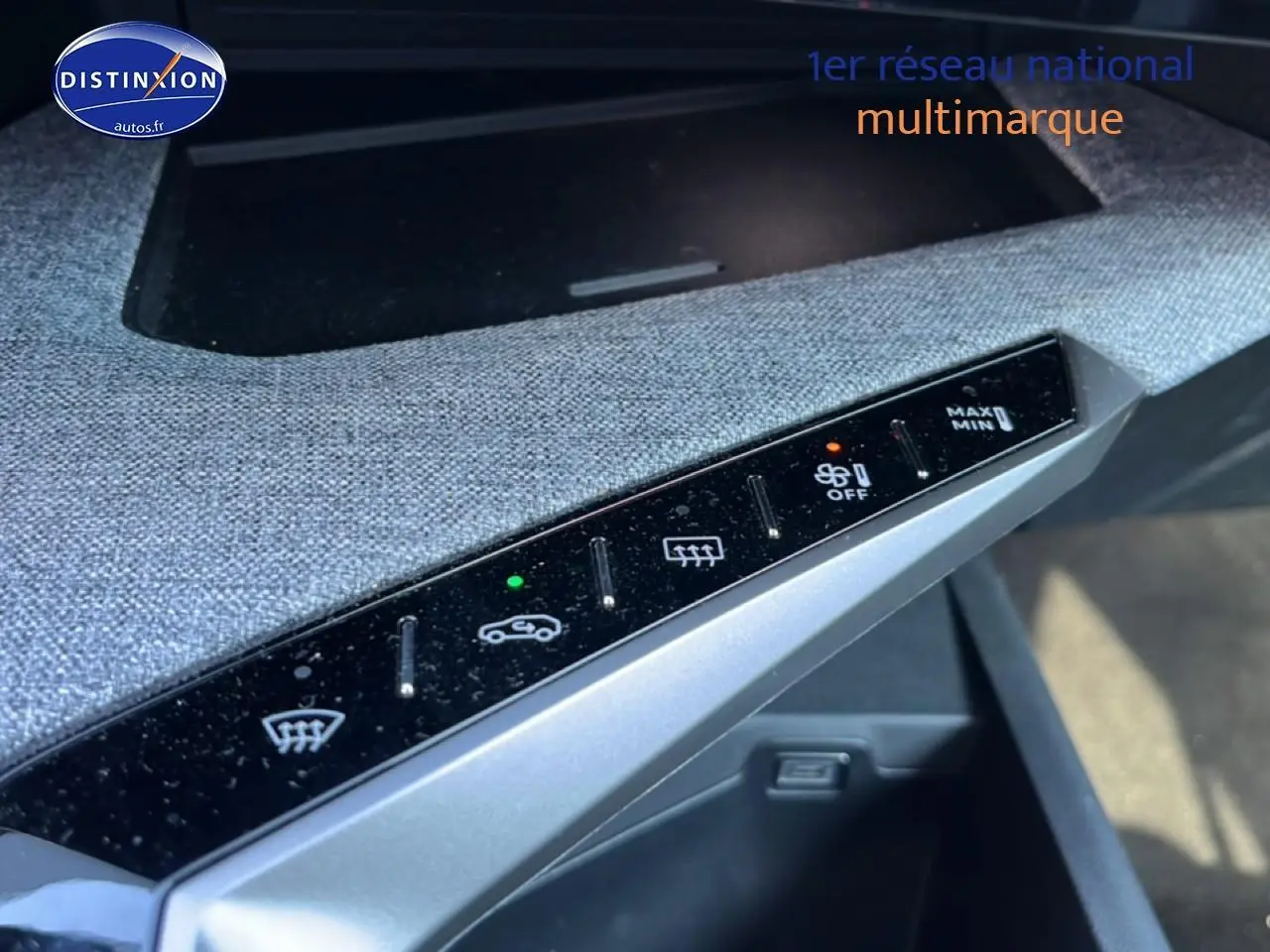Vue rapprochée des commandes de climatisation sur tableau de bord tissu gris du Peugeot 5008 Hybrid 145 allure e-dcs6.