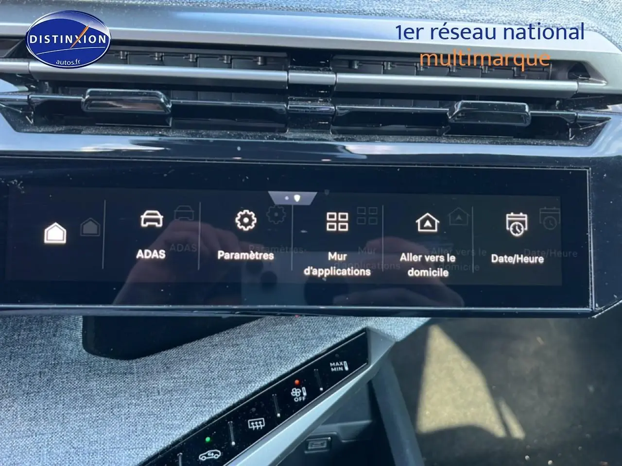 Vue rapprochée de l’écran tactile central noir du Peugeot 5008 gris titane, affichant le menu des paramètres et aides à la conduite.