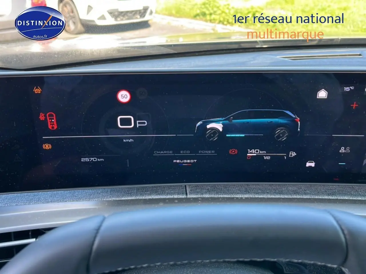 Vue du tableau de bord numérique du Peugeot 5008 gris titane, affichant l'interface de conduite et l'autonomie restante.