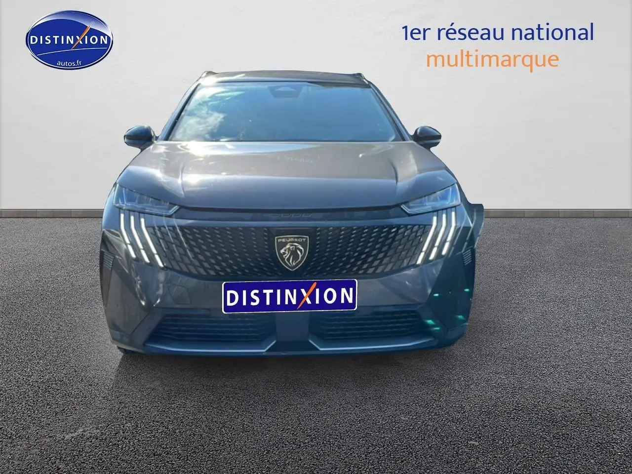 Vue avant frontale d'un Peugeot 5008 Hybrid 145 allure gris titane avec feux LED en forme de griffes.