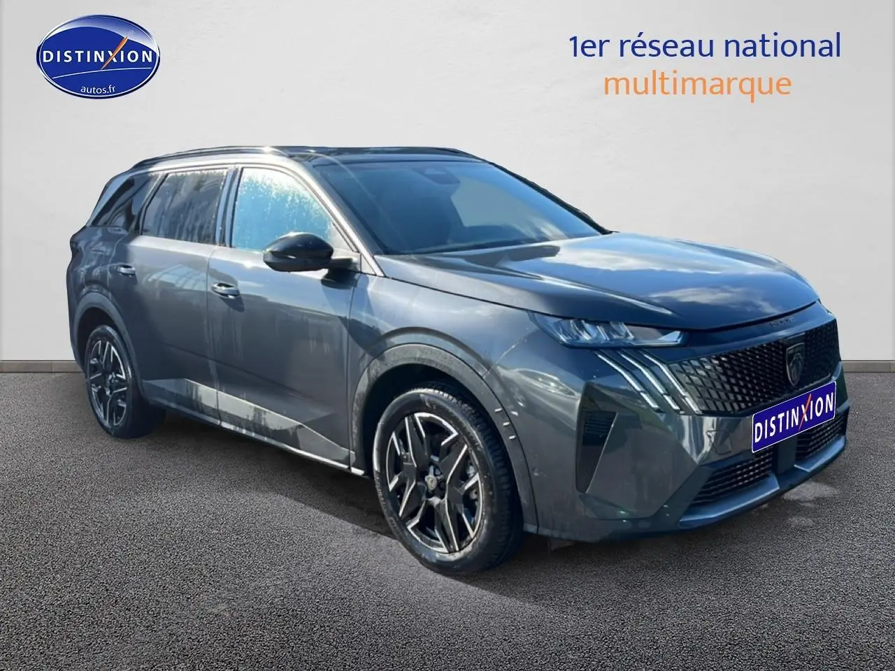 Peugeot 5008 Hybrid 145 allure e-dcs6 gris titane en 3/4 avant droit, jantes alu et phares LED visibles.