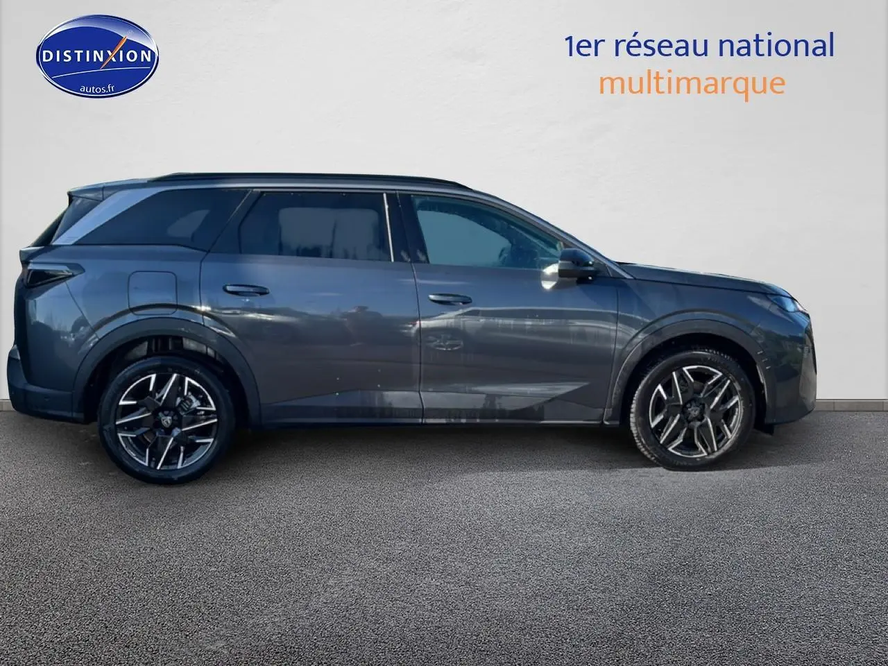 Profil droit du Peugeot 5008 Hybrid 145 allure gris titane avec jantes alliage et vitres surteintées.