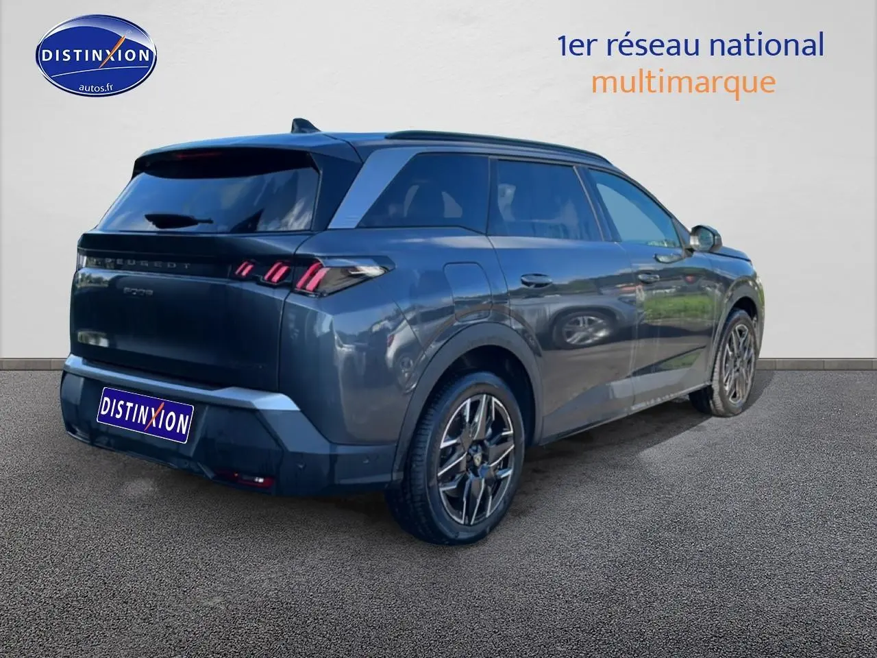Vue 3/4 arrière droite du Peugeot 5008 Hybrid 145 allure gris titane avec feux arrière LED distinctifs et jantes alu.