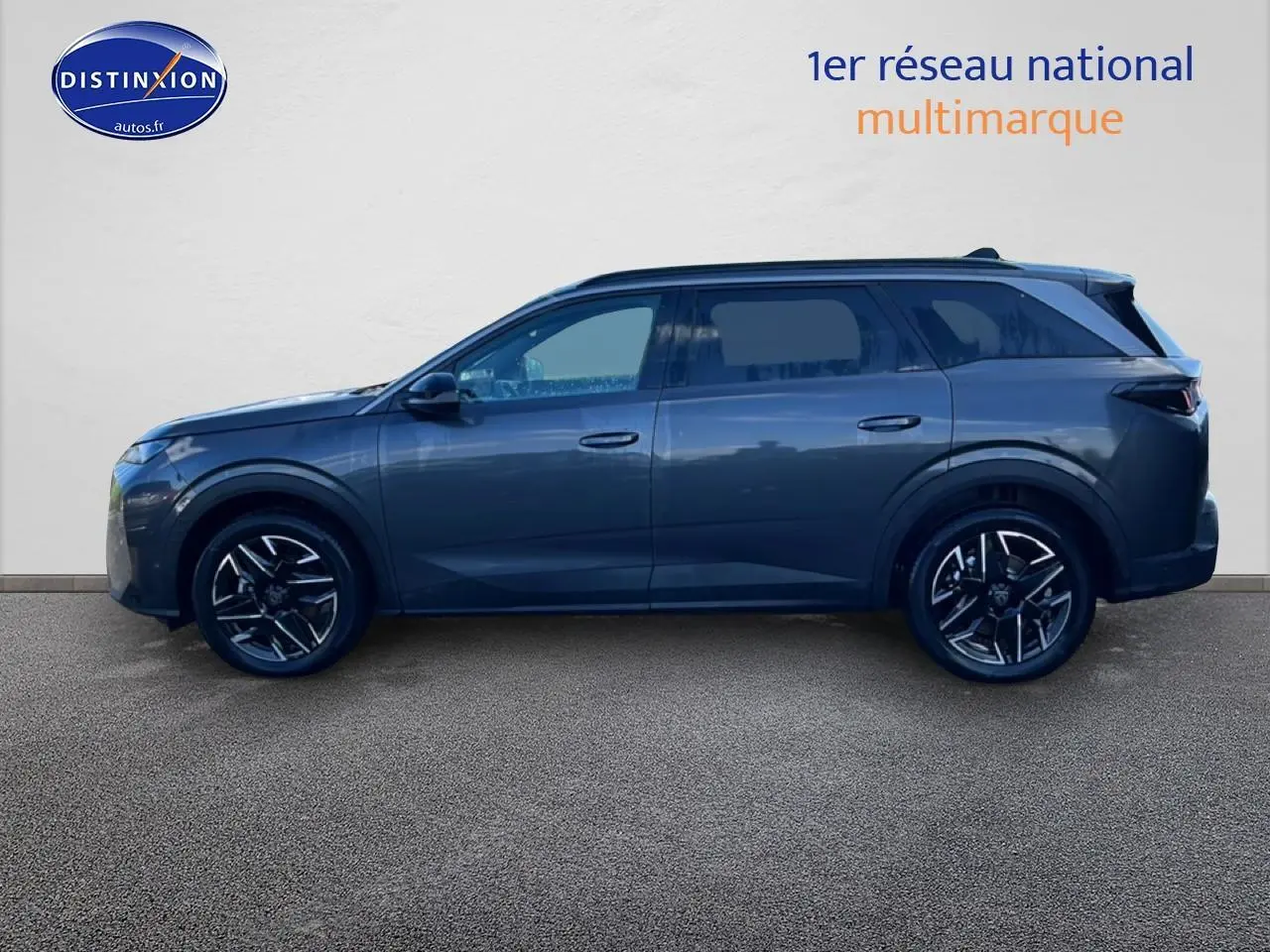 Profil droit du Peugeot 5008 Hybrid 145 allure e-dcs6 gris titane avec jantes alliage noires et vitres surteintées.