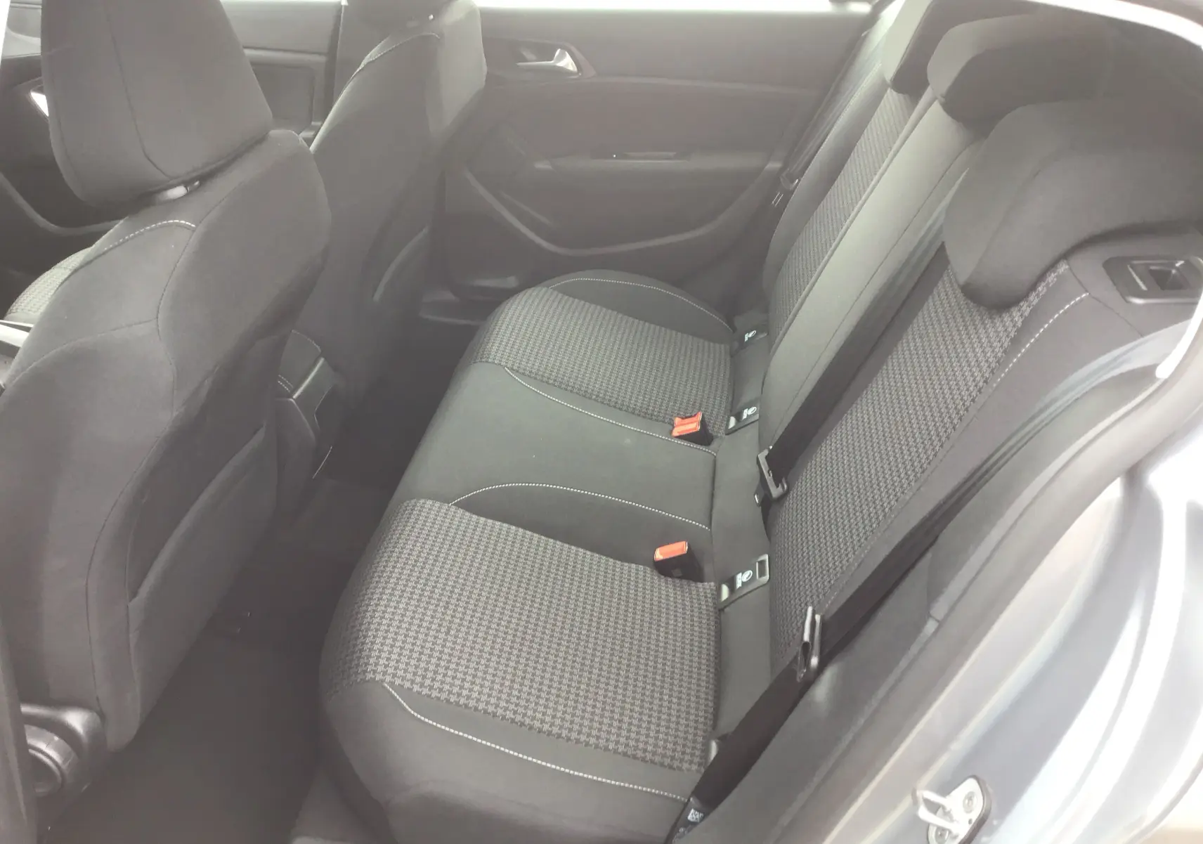 Vue intérieure côté droit des sièges arrière en tissu gris foncé de la Peugeot 308 1.5 BlueHDi 2020.