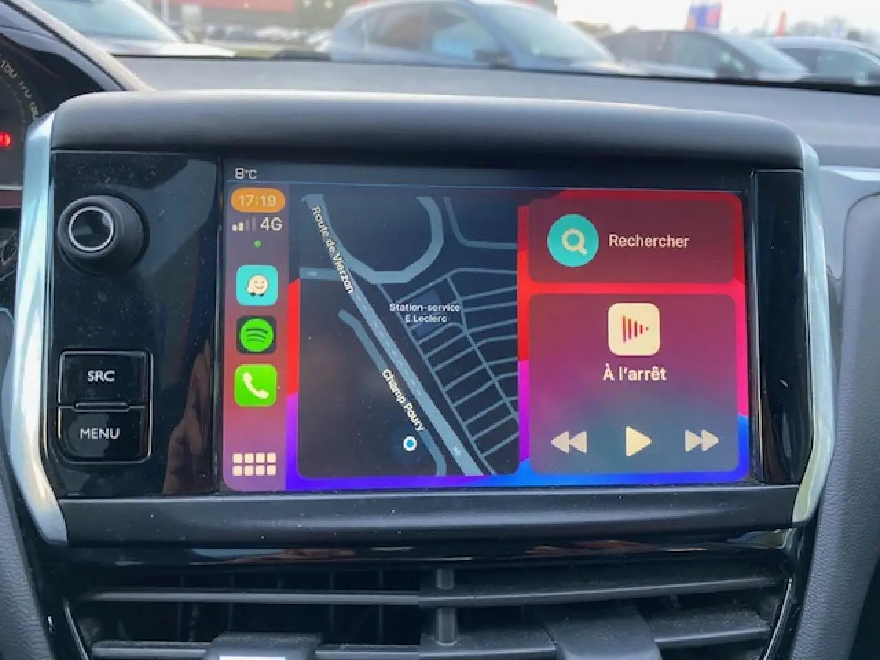 Écran tactile central de la Peugeot 208 gris 2017 affichant navigation et commandes multimédia.