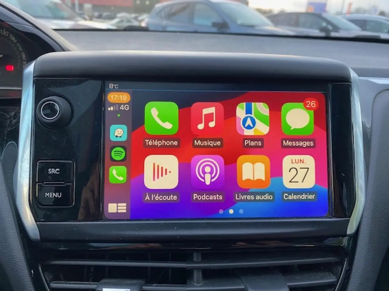 Écran tactile central de la Peugeot 208 gris 2017 affichant les applications Apple CarPlay en intérieur.