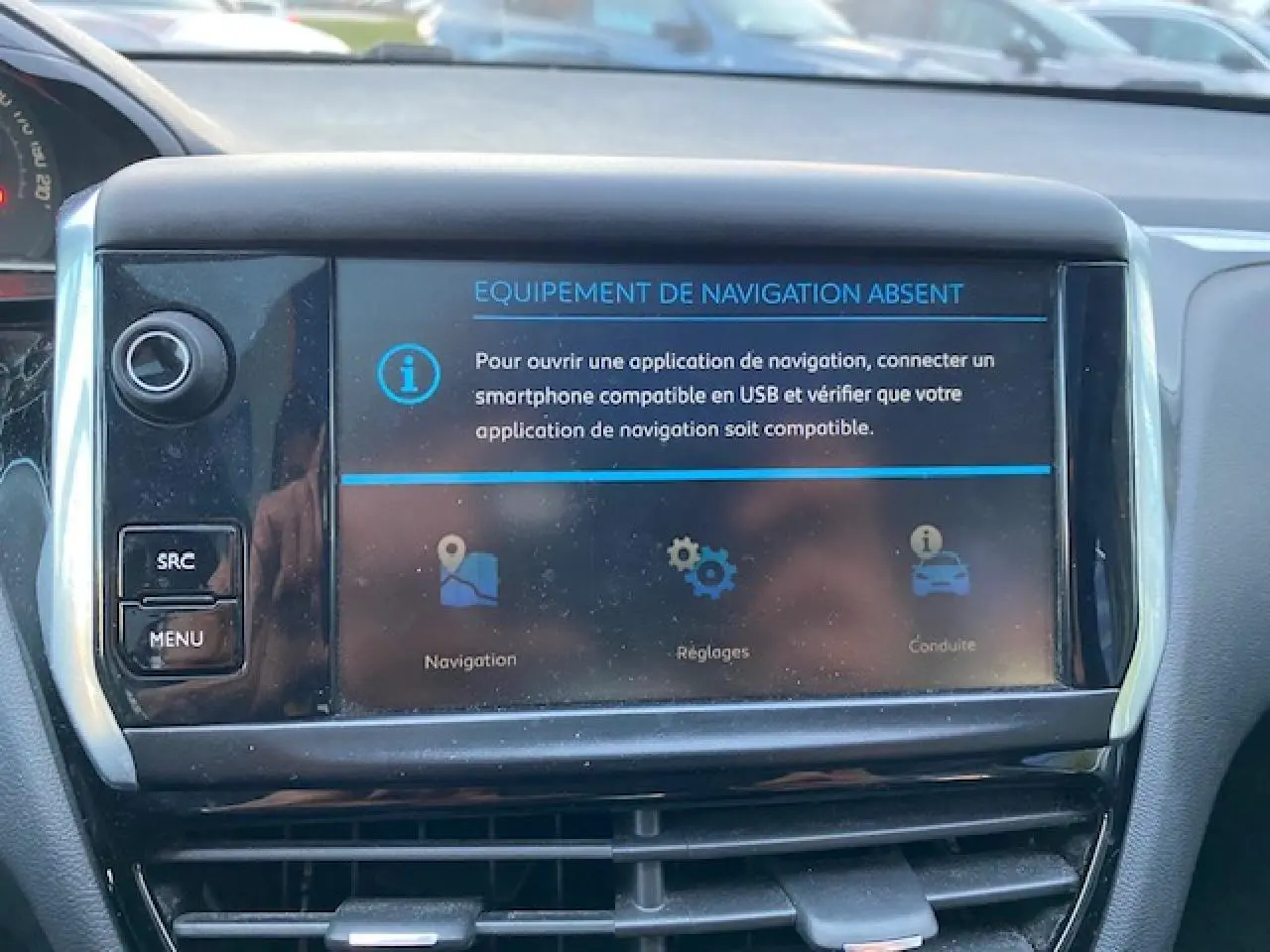 Écran tactile central de la Peugeot 208 2017 affichant un message d'absence d'équipement de navigation.