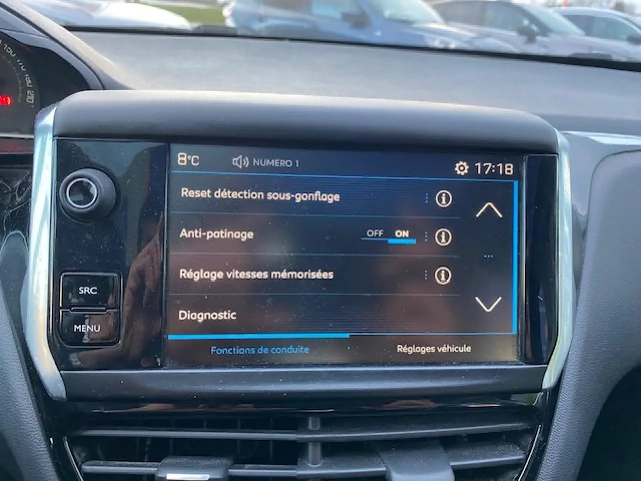 Écran tactile central de la Peugeot 208 gris 2017 affichant les réglages d'aide à la conduite.