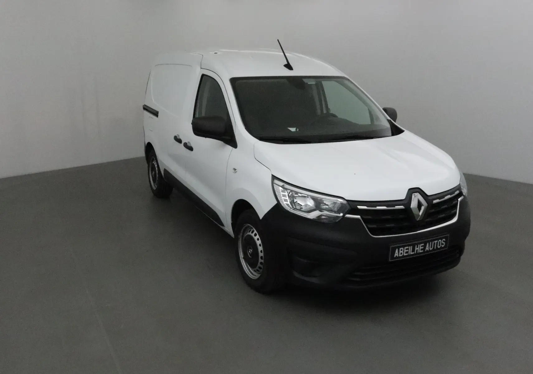 Renault Express Van blanc vu en 3/4 avant droit, avec pare-chocs noir et jantes acier simples.