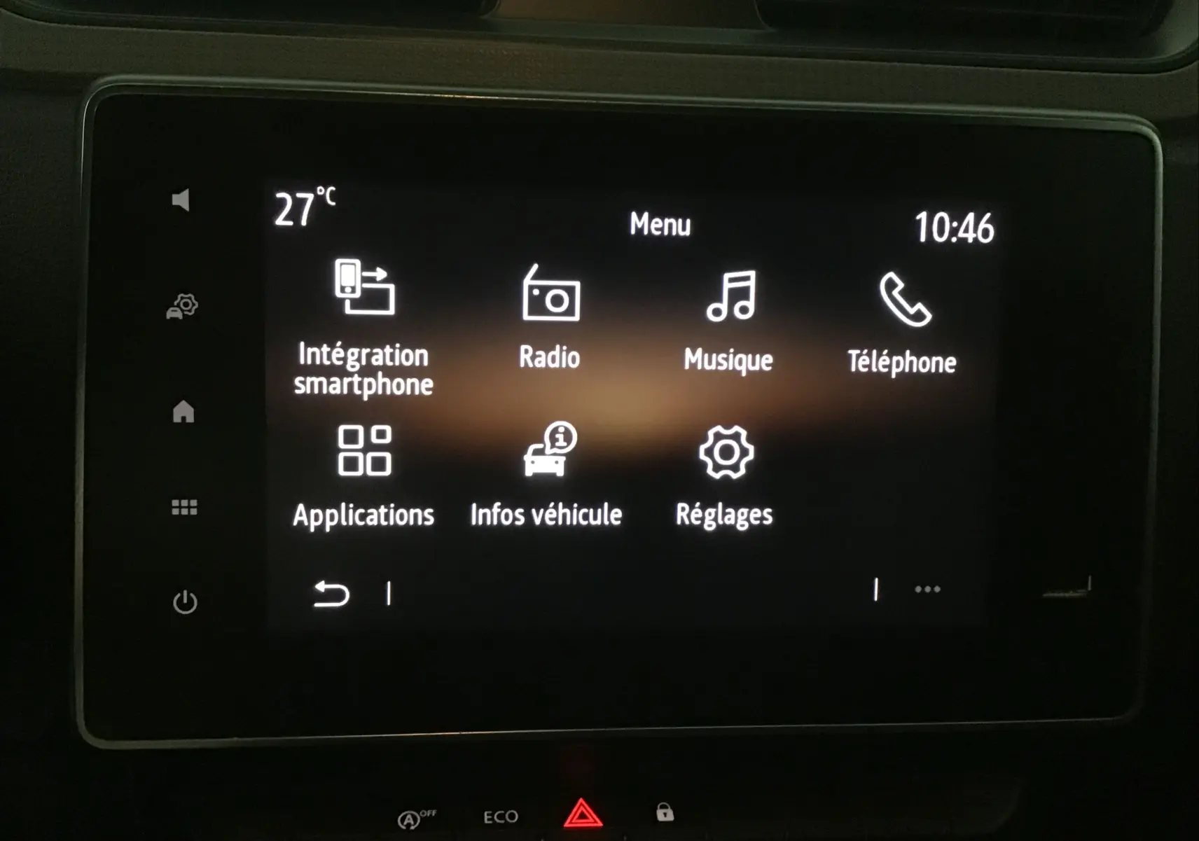 Écran tactile central du tableau de bord du Renault Express Van blanc, affichant le menu multimédia et les réglages.