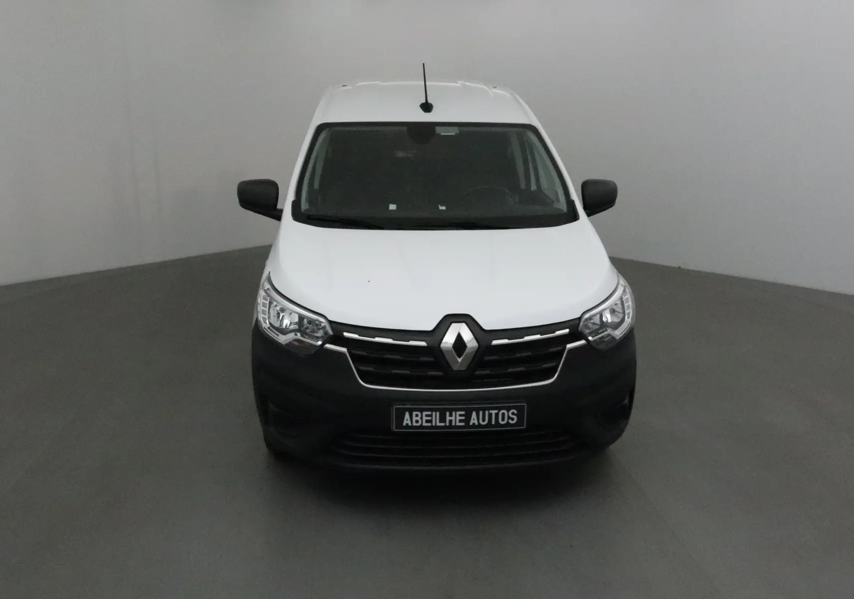 Vue frontale d’un utilitaire Renault Express Van blanc avec pare-chocs noir et logo Renault bien visible.