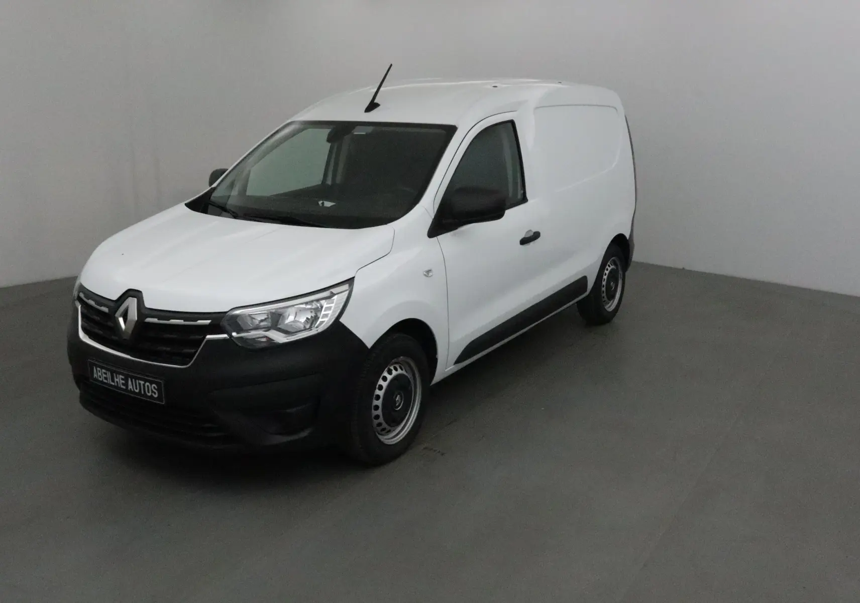 Renault Express Van blanc vu en 3/4 avant droit, avec pare-chocs noirs et jantes acier simples.