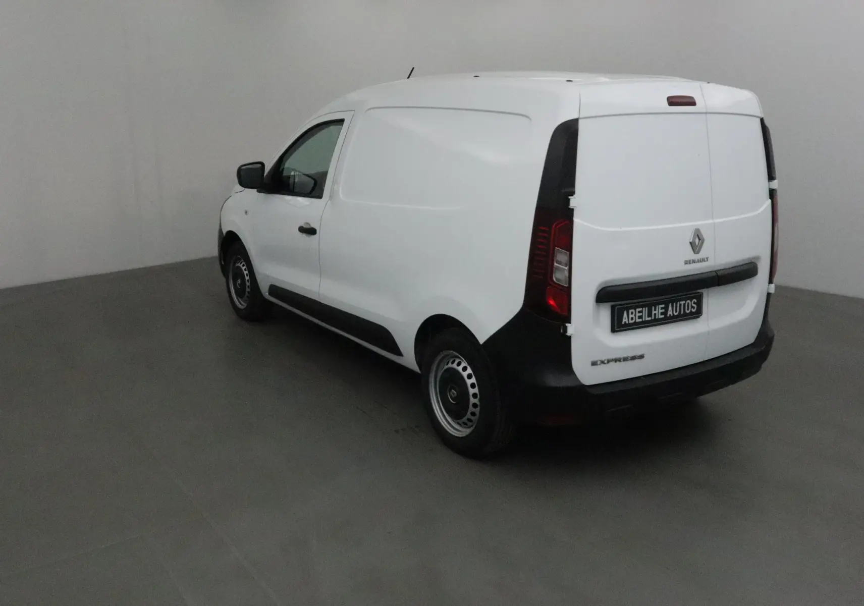 Renault Express Van blanc vu en 3/4 arrière droit, fourgonnette utilitaire avec détails noirs contrastants.