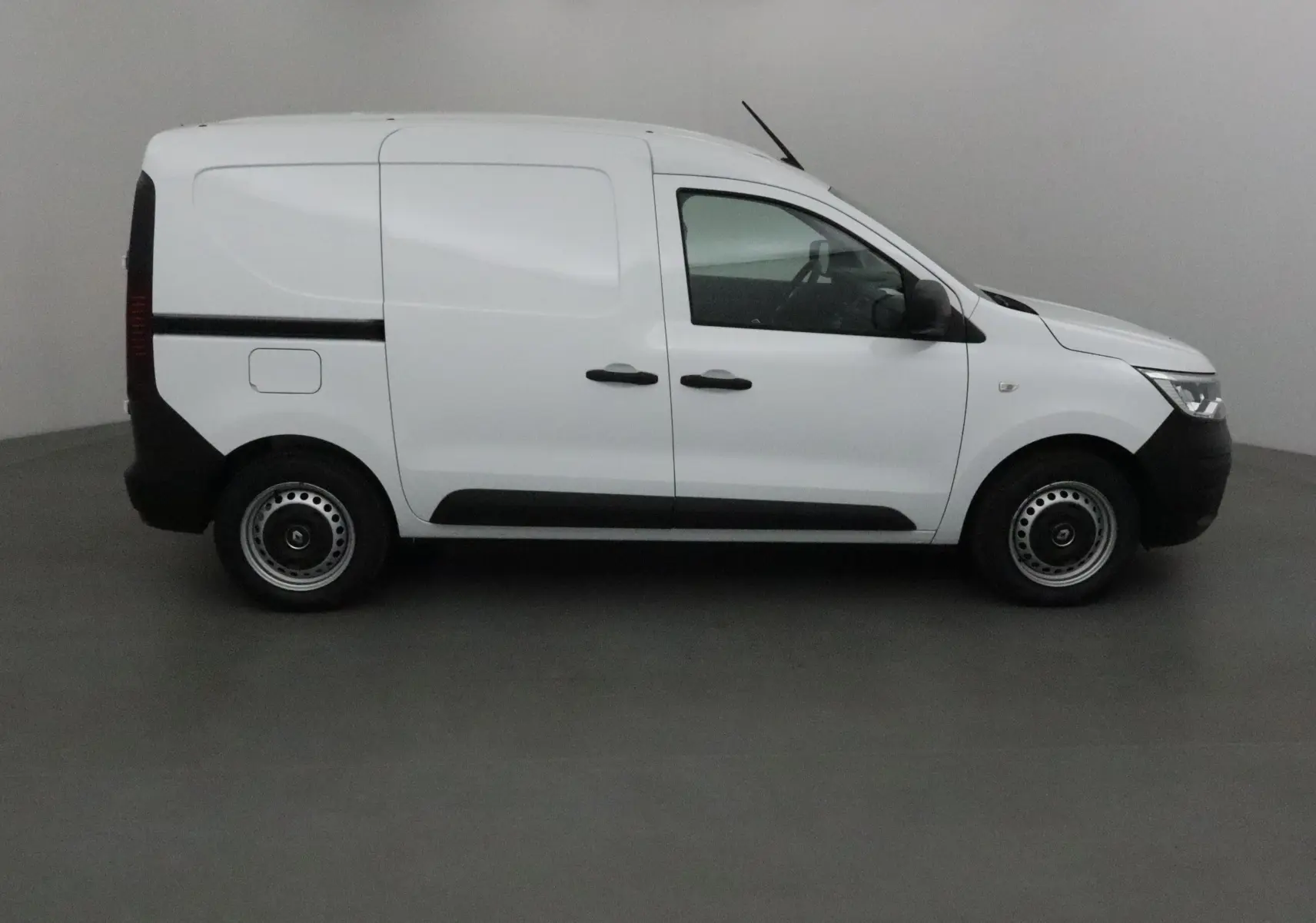 Profil côté droit d'un utilitaire Renault Express Van blanc 2023 avec portes latérales et jantes acier.