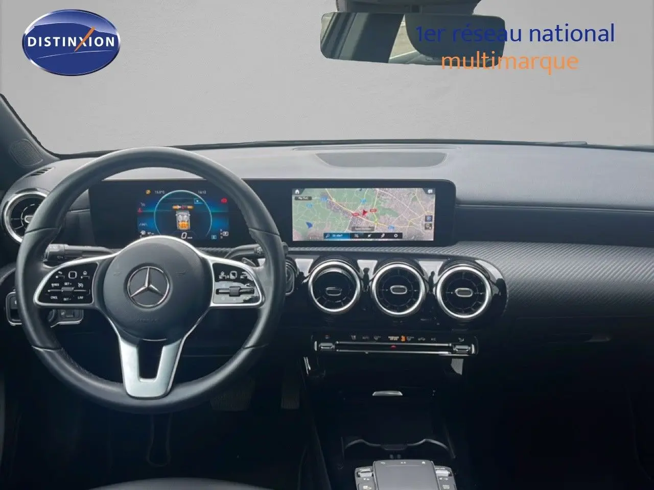 Intérieur de la Mercedes Classe A 180 Business Line 2020, tableau de bord avec écran tactile et volant multifonction noir.