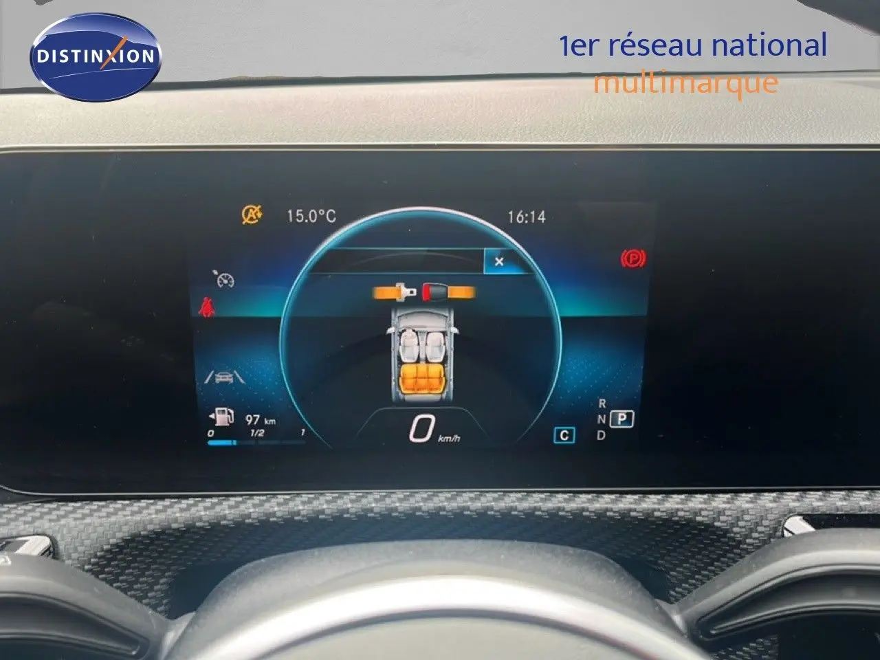 Affichage numérique du tableau de bord de la Mercedes Classe A 180 Business Line montrant la consommation et la vitesse à 0 km/h.