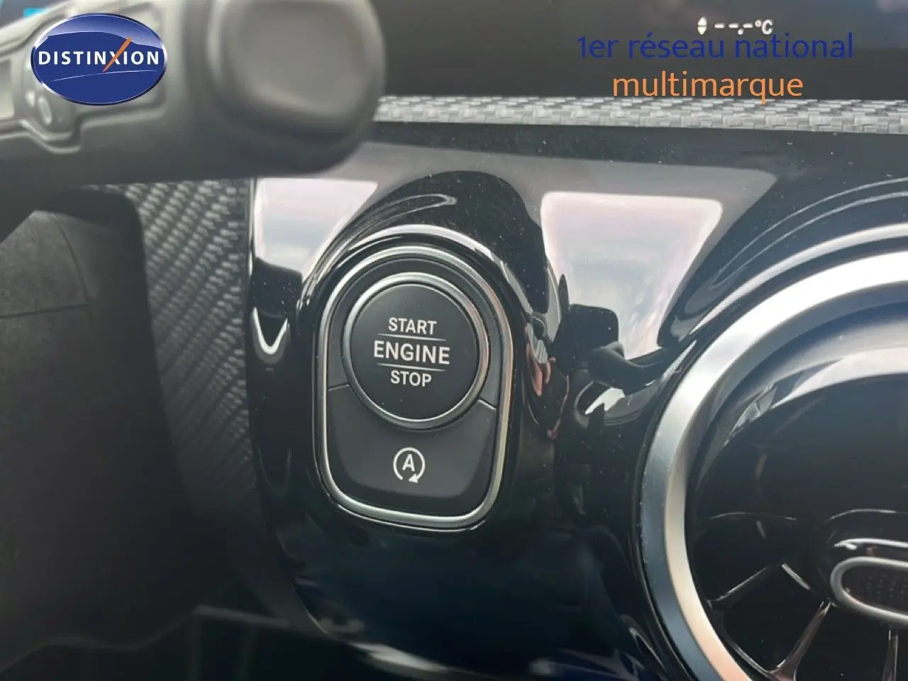 Bouton start/stop moteur sur tableau de bord noir brillant d'une Mercedes Classe A 180 Business Line 2020.