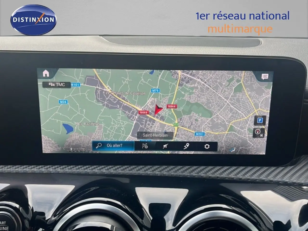 Écran de navigation intégré au tableau de bord d'une Mercedes Classe A 180 Business Line 2020, finition noire cosmos métal.