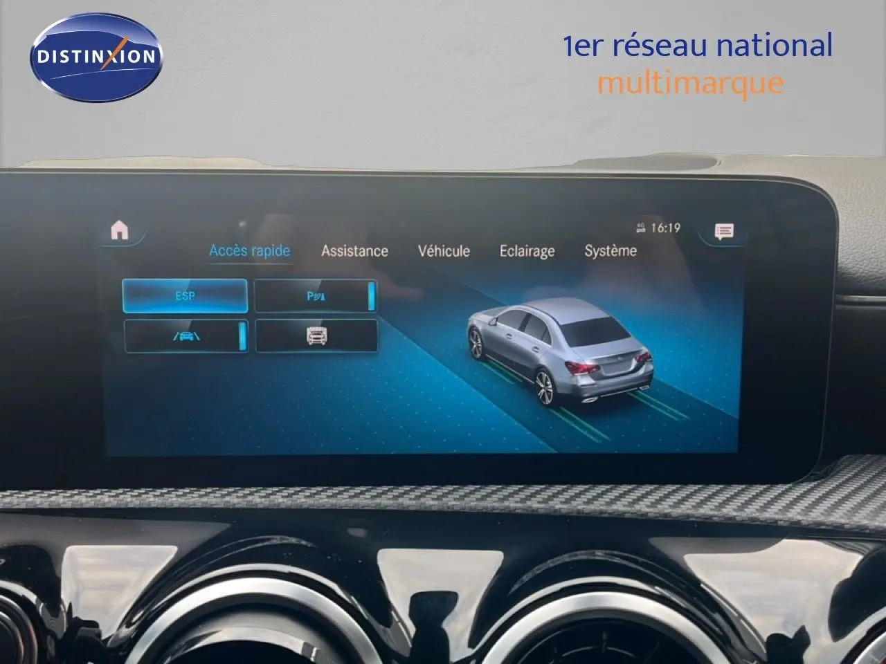 Écran central affichant les options d'assistance avec une illustration de berline argentée sur fond bleu dans une Mercedes Classe A noire.