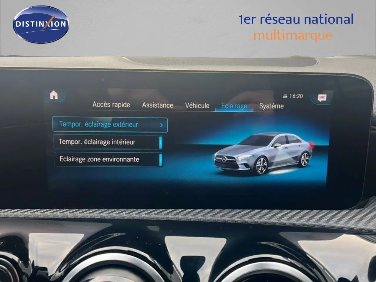 Écran multimédia montrant une Mercedes Classe A noire cosmos métal en vue latérale droite sur fond bleu.