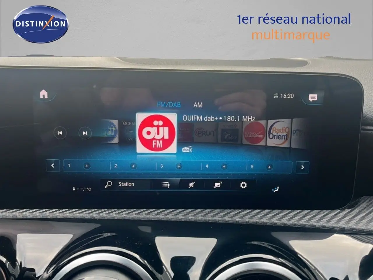 Tableau de bord de Mercedes Classe A 180 Business Line 2020 avec écran tactile et finition carbone noire