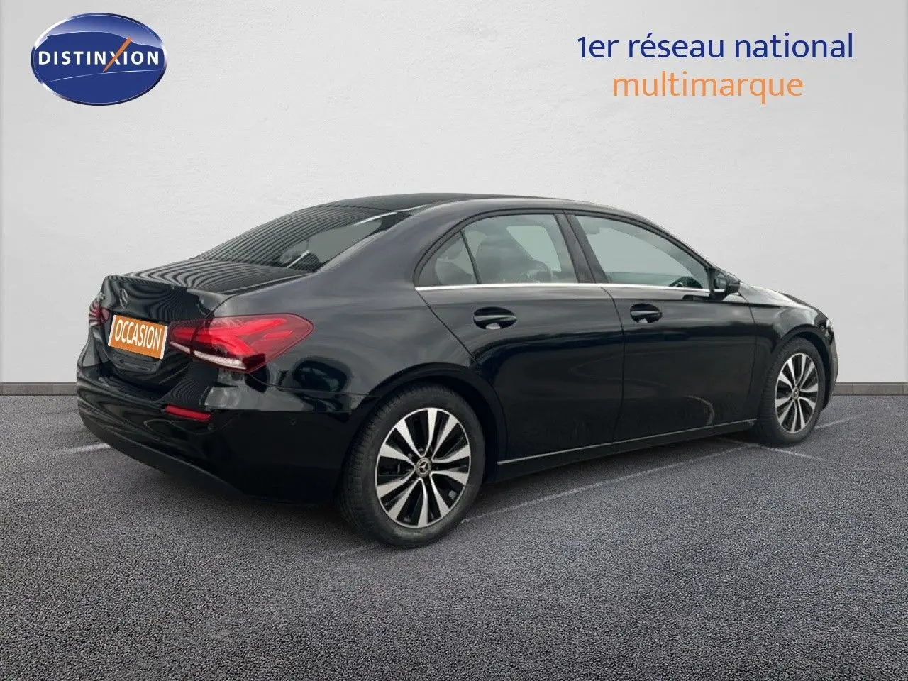 Mercedes Classe A 180 Business Line noir cosmos métal vue 3/4 arrière côté droit, jantes alliage distinctives.