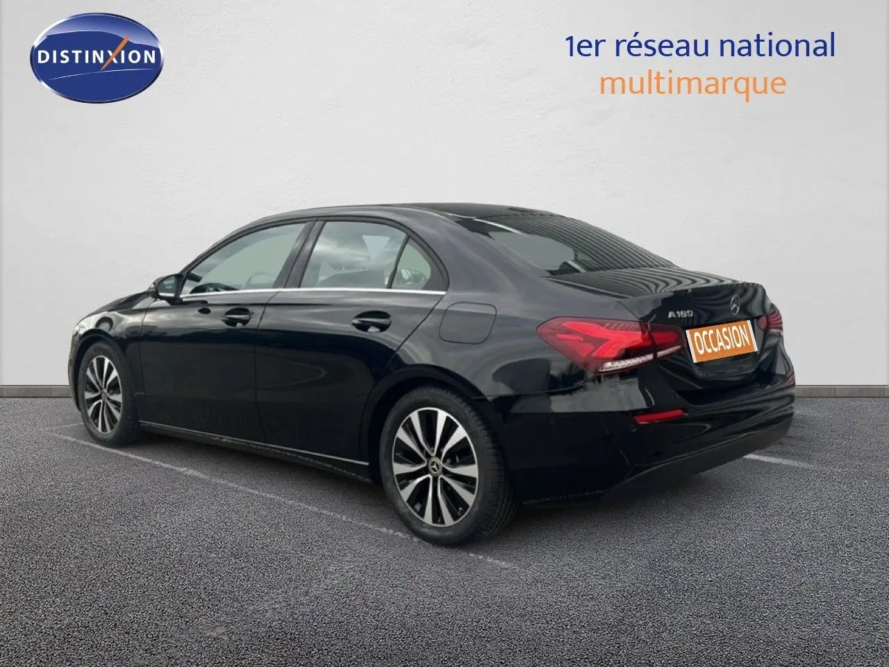 Mercedes Classe A 180 Business Line noir cosmos métal vue 3/4 arrière côté gauche, avec jantes alliage et feux LED.