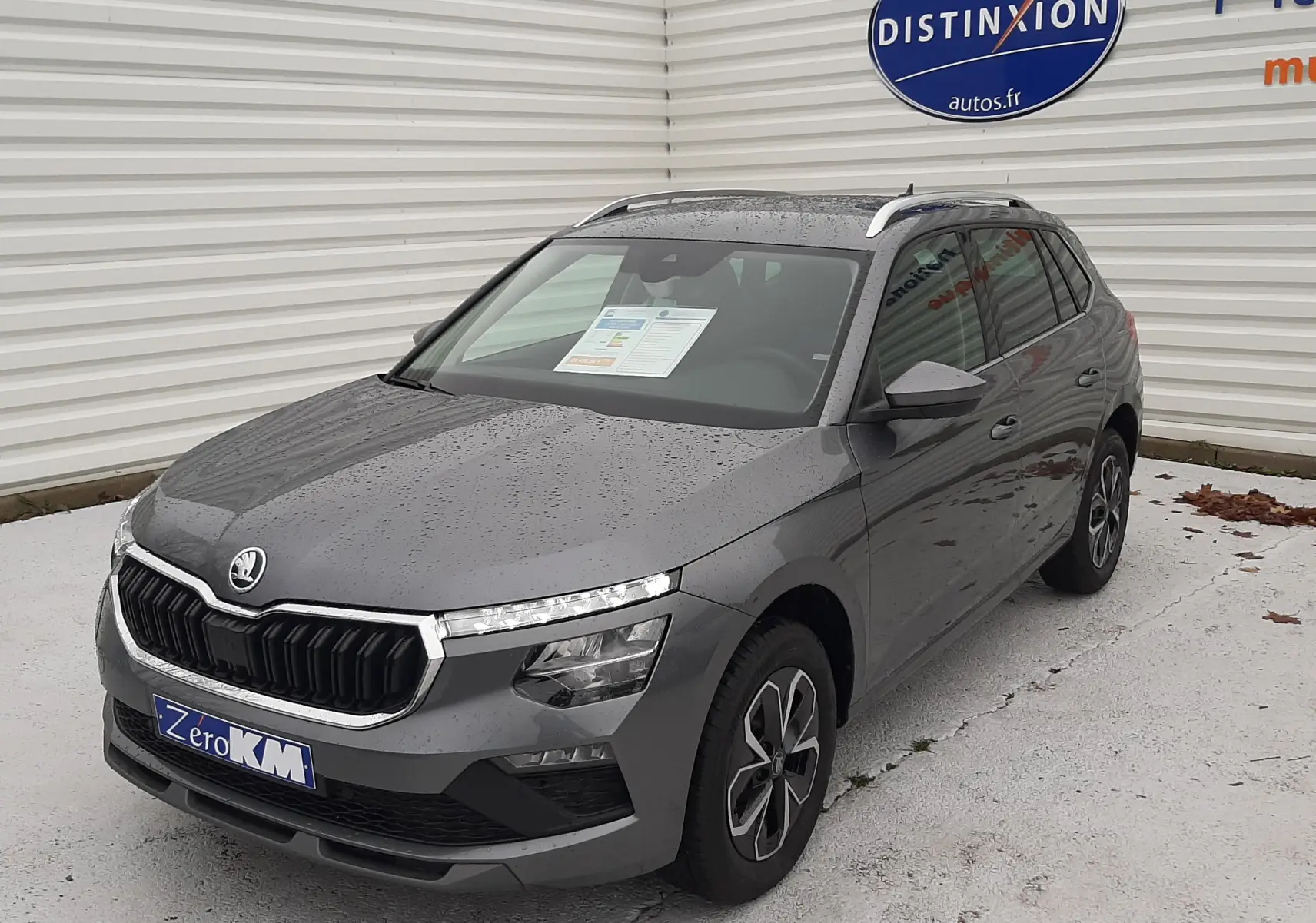 SUV Skoda Kamiq gris graphite métal vu en 3/4 avant droit, avec calandre noire et jantes bi-ton.