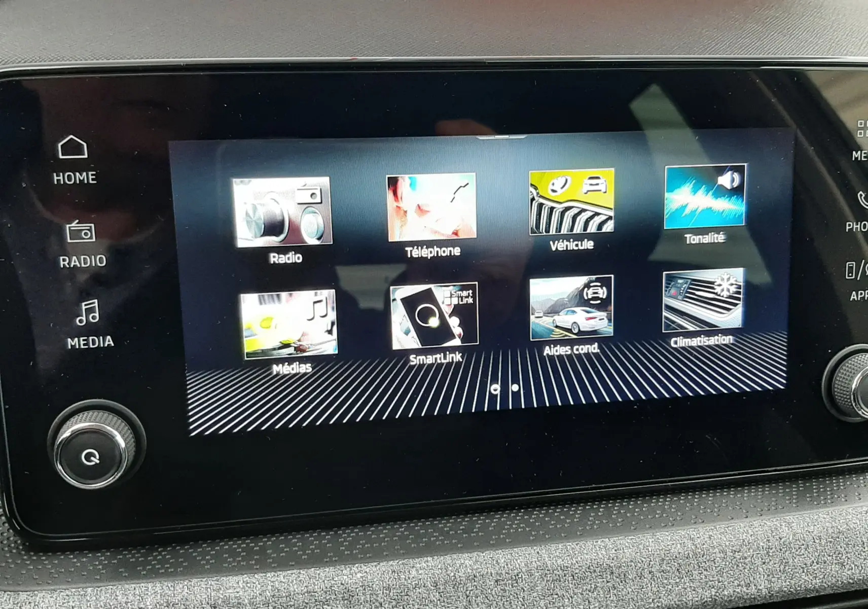 Écran tactile central du Skoda Kamiq 2025 affichant les menus radio, téléphone, véhicule, médias et climatisation.