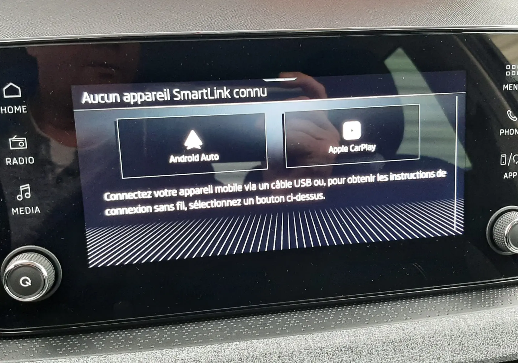 Écran tactile central du Skoda Kamiq 2025 affichant le menu SmartLink avec options Android Auto et Apple CarPlay.