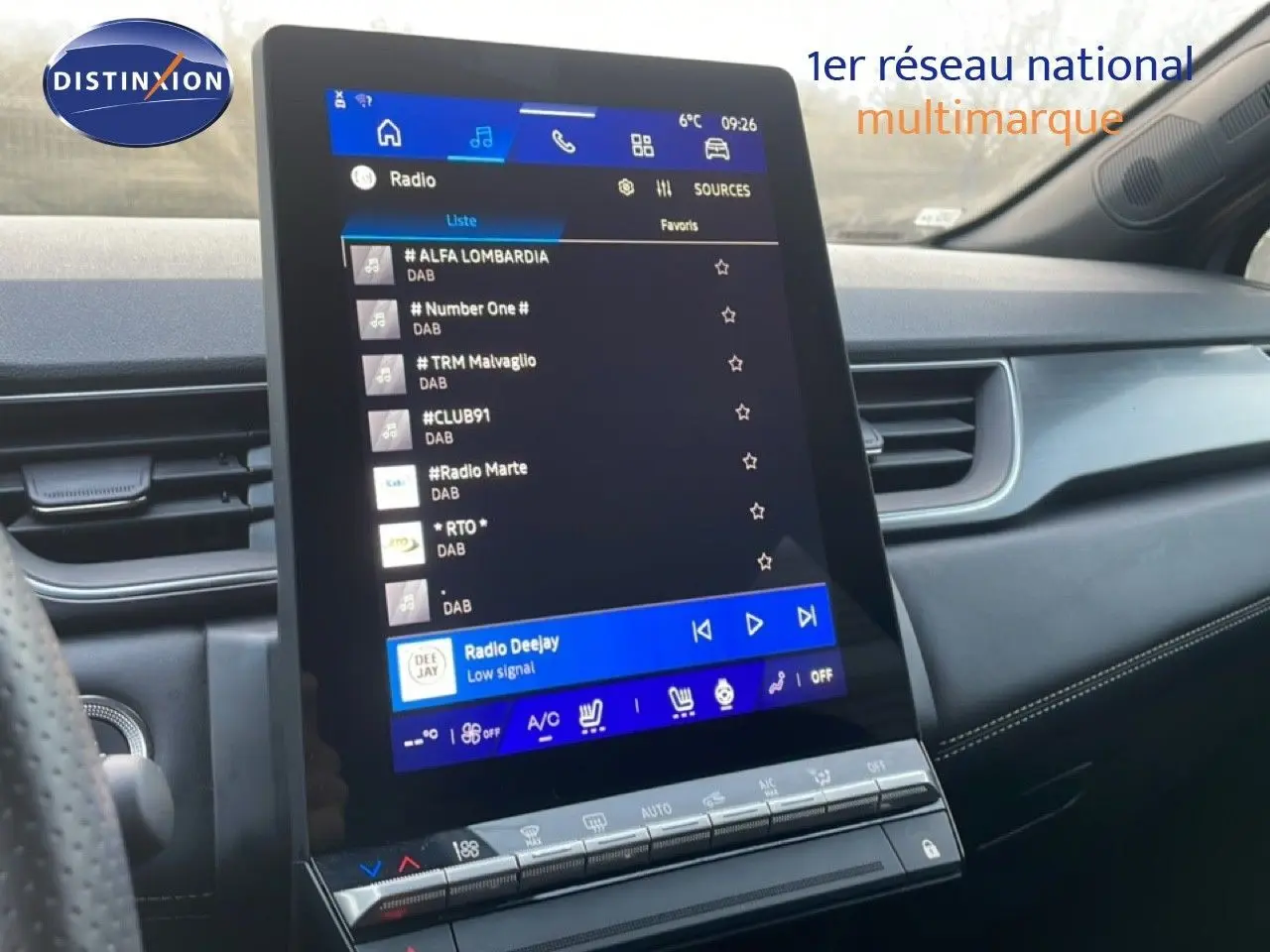Vue intérieure centrée sur l’écran tactile du tableau de bord de la Renault Symbioz gris Casiopee 2025, affichant la radio DAB.
