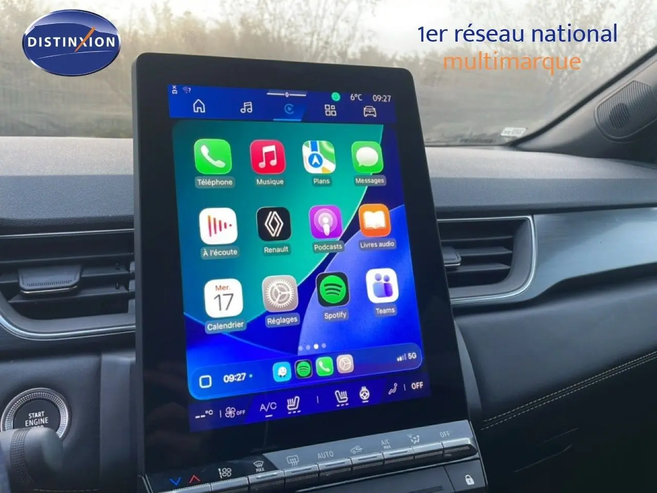 Vue intérieure centrée sur l’écran tactile vertical du tableau de bord du Renault Symbioz gris Casiopee Metal.