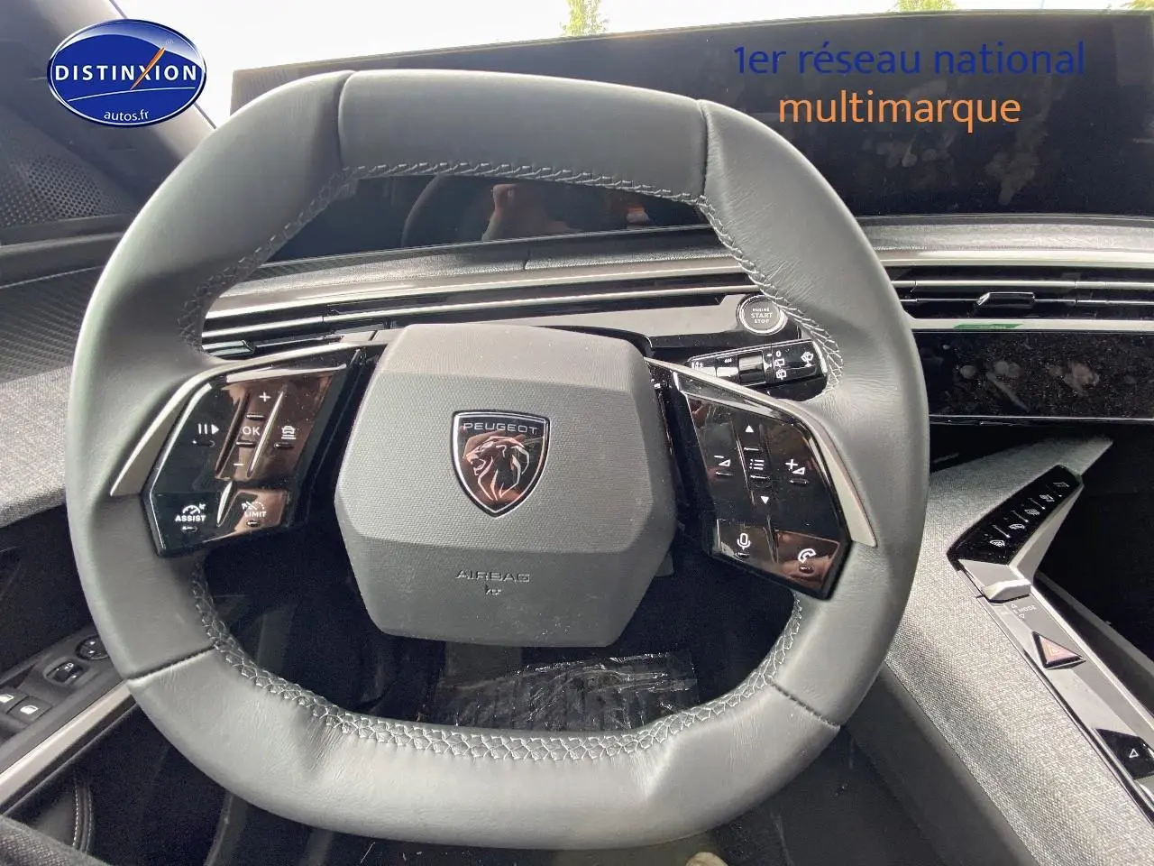 Vue rapprochée du volant cuir multifonction noir du Peugeot 5008 2025 avec tableau de bord et commandes intégrées.