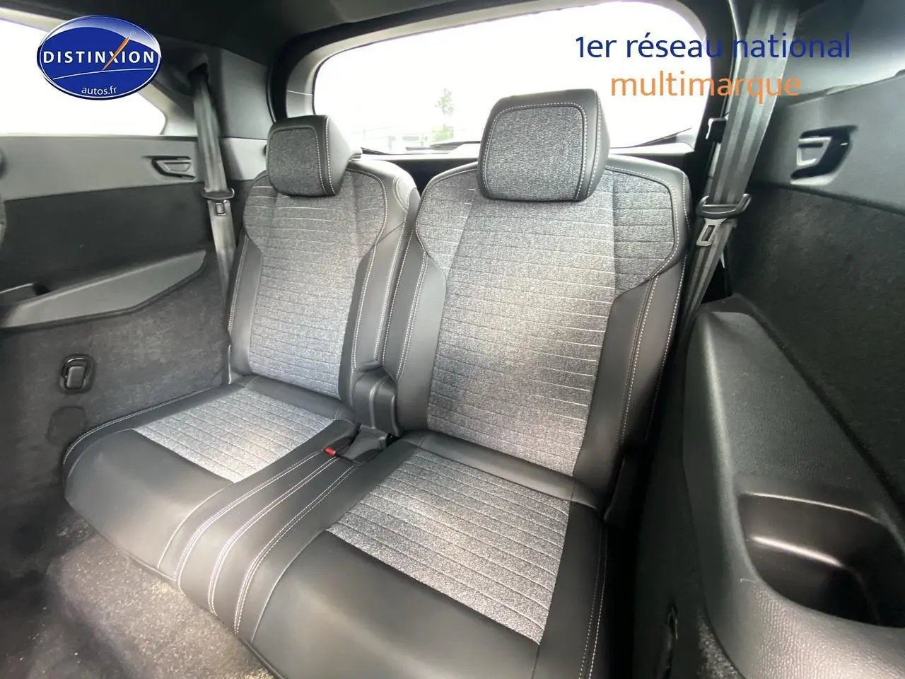 Vue rapprochée des deux sièges arrière supplémentaires gris et noir du Peugeot 5008 Hybrid 145 allure e-dcs6 2025.