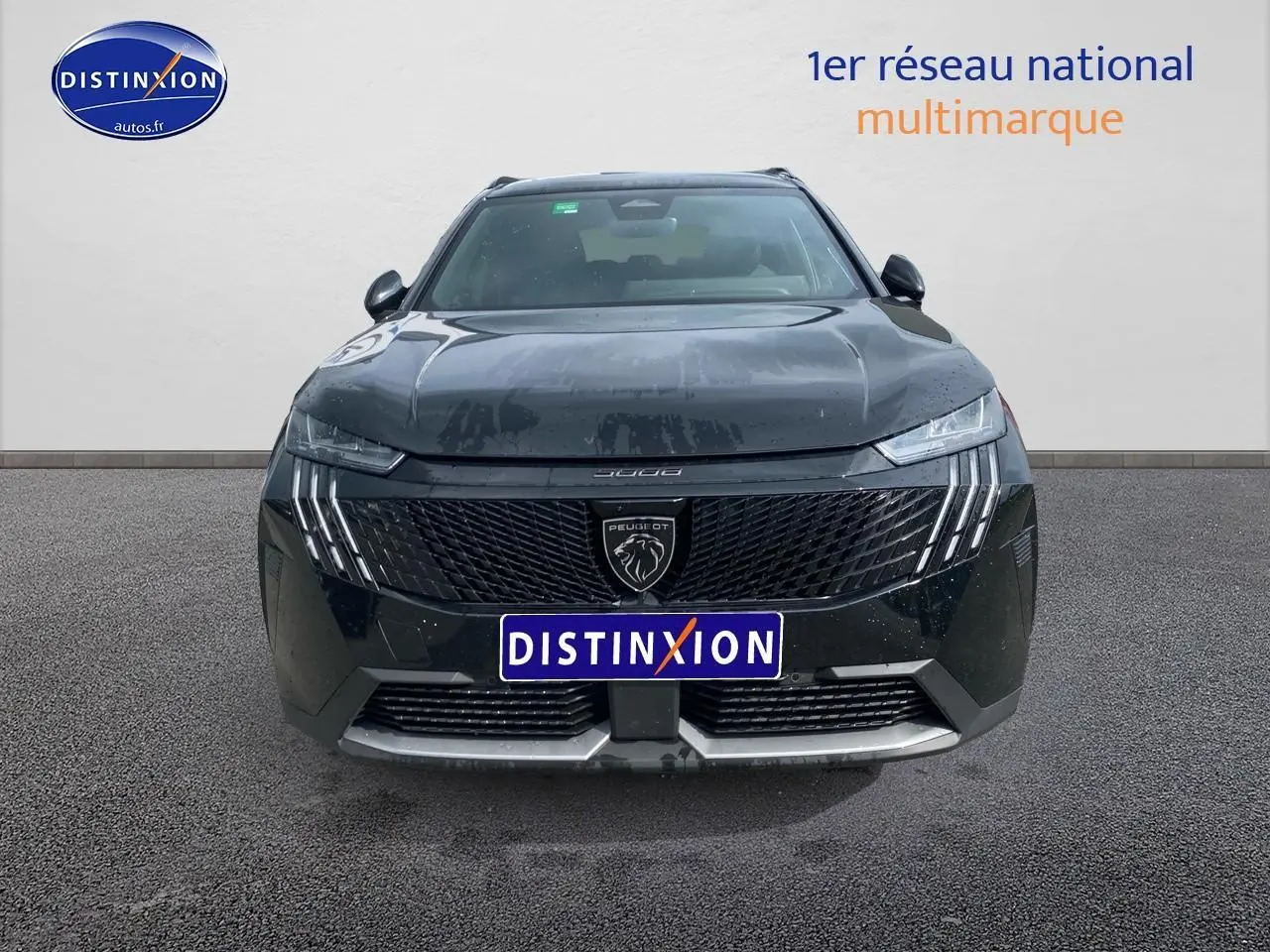 Vue frontale d’un Peugeot 5008 Hybrid 145 allure e-dcs6 noir avec calandre distinctive et phares LED fins.