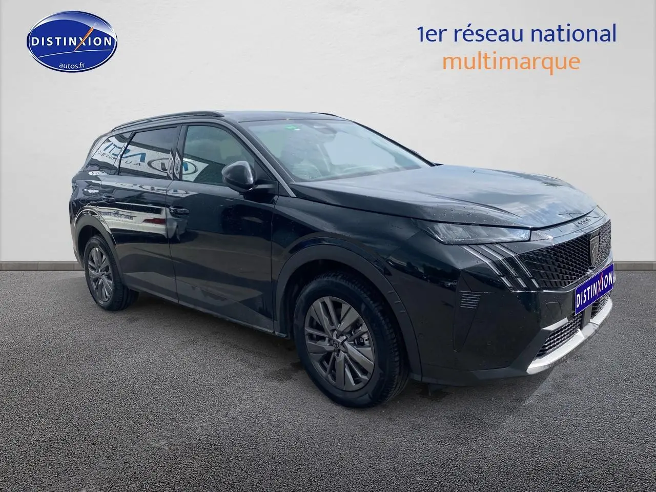 Peugeot 5008 noir vue 3/4 avant droit, SUV avec jantes alu et vitres arrière surteintées.