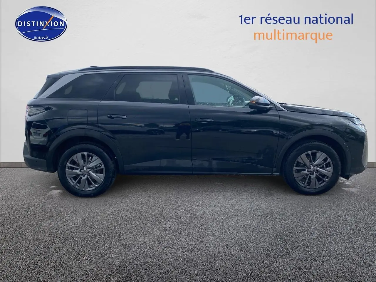 Profil droit d'un Peugeot 5008 noir 2025, SUV familial avec vitres arrière surteintées et jantes alliage.