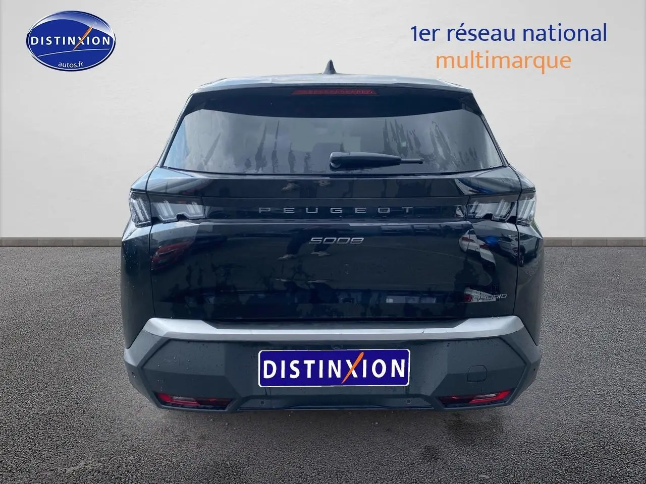 Vue arrière d’un Peugeot 5008 noir 2025 avec feux LED et lunette arrière surteintée.