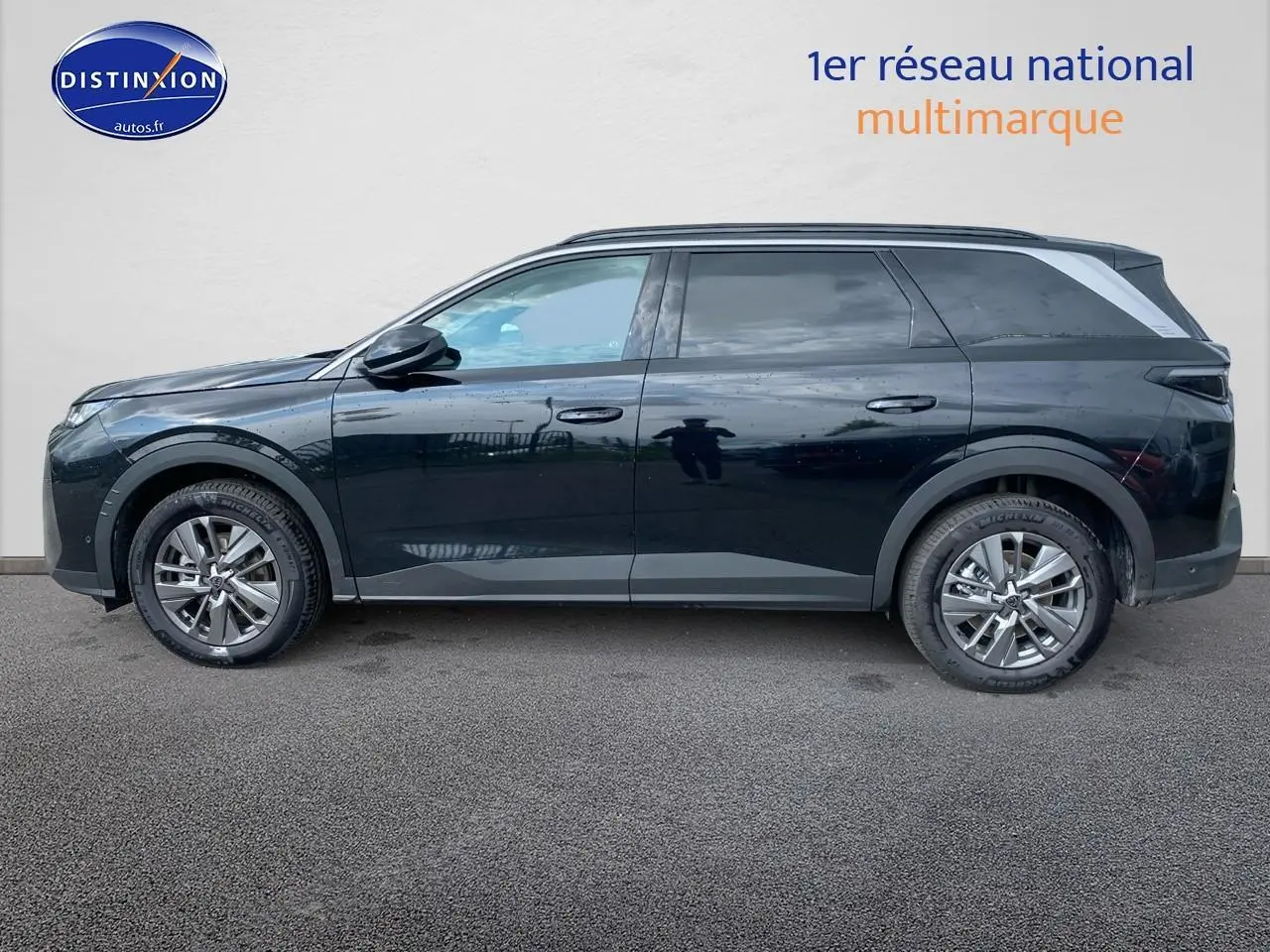 Profil latéral droit d’un Peugeot 5008 noir 2025 avec jantes alu et vitres arrière surteintées.