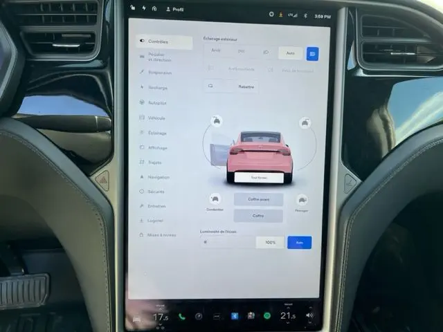 Écran tactile central de la Tesla Model X 2019 montrant les réglages du véhicule, intérieur noir et gris visible.