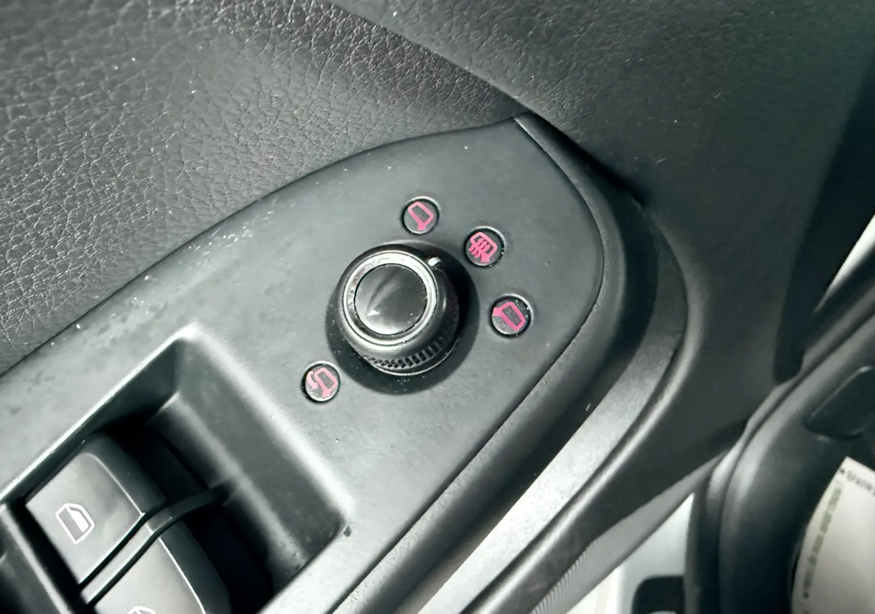 Commande des rétroviseurs et des vitres électriques côté conducteur de l'Audi A5 Sportback gris de 2011.