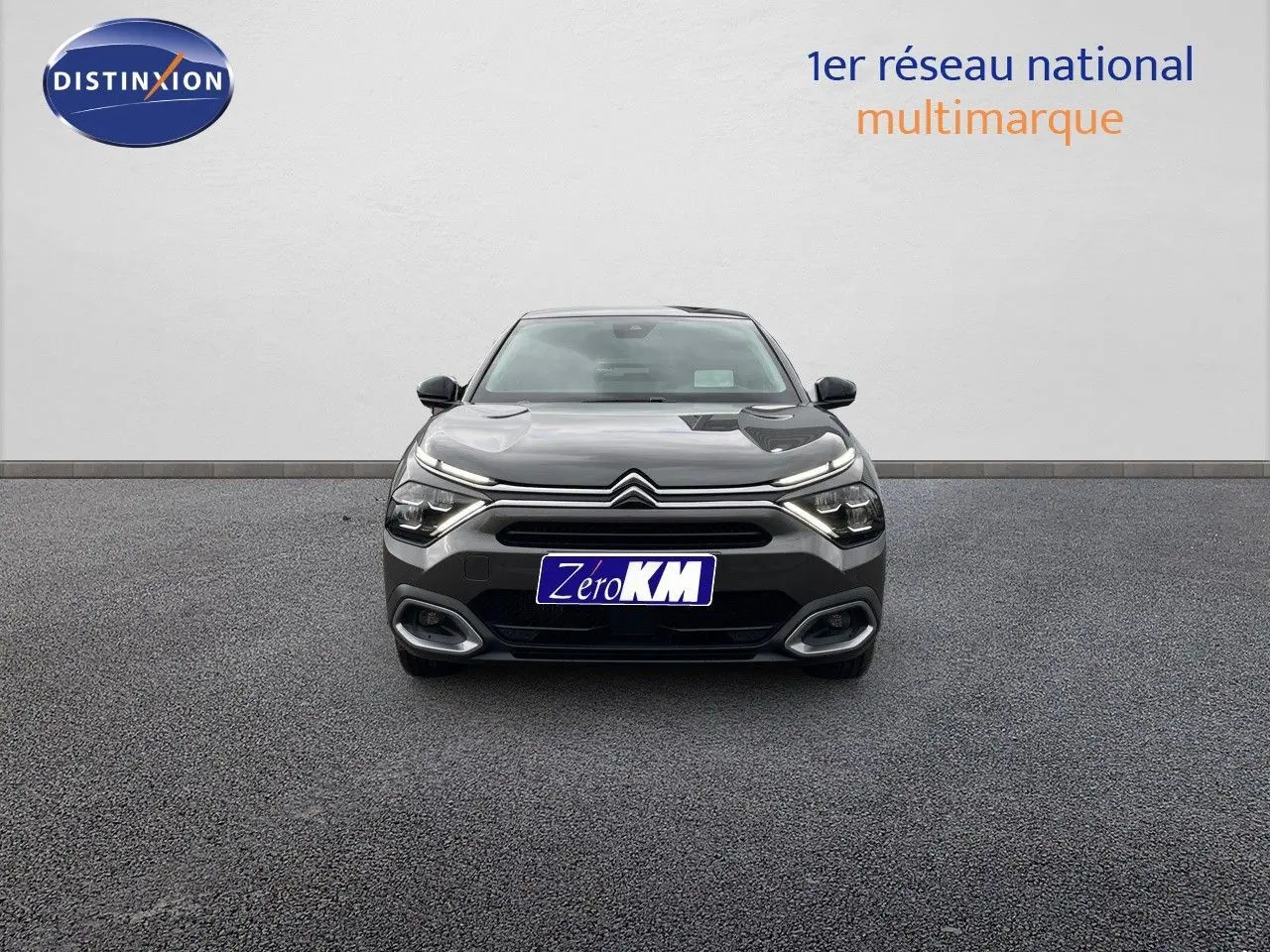Vue frontale d'une Citroën C4 gris platinium métal 2024 avec feux LED et calandre distinctive.