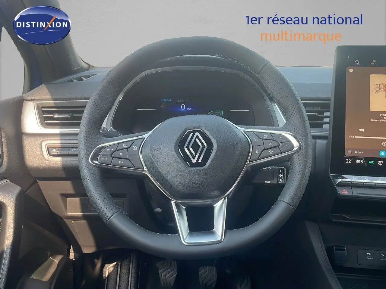 Vue rapprochée du volant noir du Renault Captur 2025 avec commandes intégrées et tableau de bord numérique.