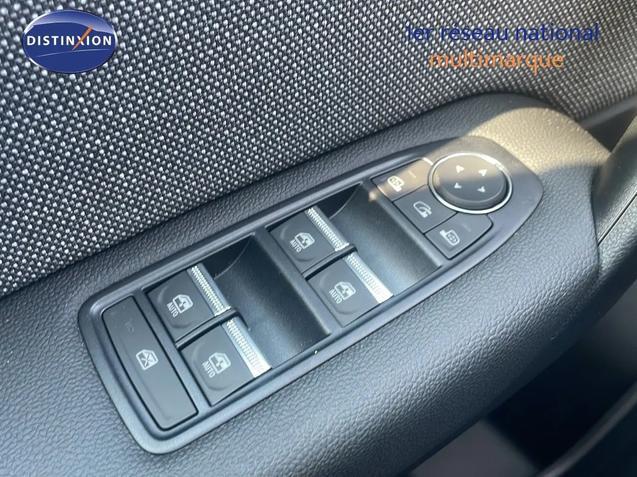 Commande des vitres électriques et réglage des rétroviseurs sur la porte côté conducteur d'un Renault Captur bleu Iron Metal 2025.