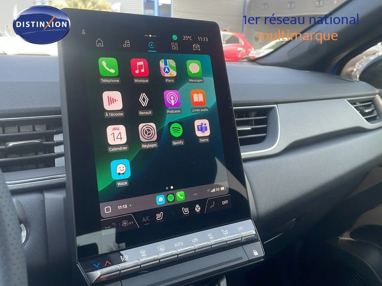 Vue rapprochée de l'écran tactile central du tableau de bord du Renault Captur bleu Iron Metal 2025, affichant les applications connectées.