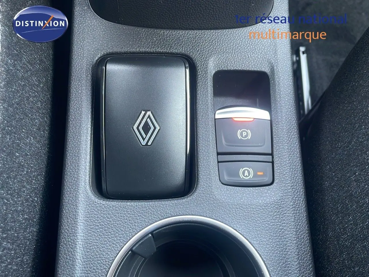 Gros plan sur la console centrale du Renault Captur 2025 avec logo Renault et commandes électroniques.