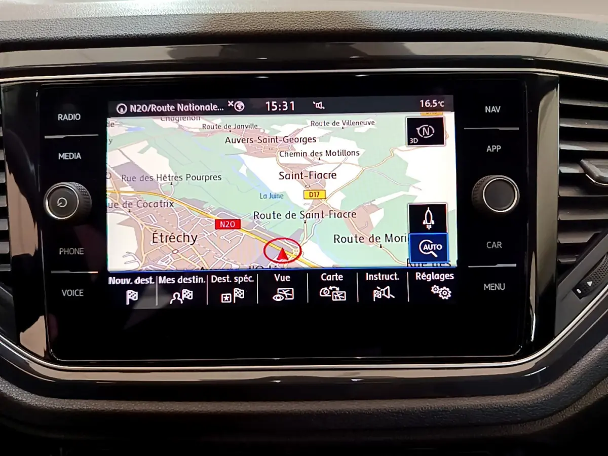 Écran tactile central du tableau de bord du Volkswagen T-Roc 1.5 TSI blanc, affichant la navigation GPS.