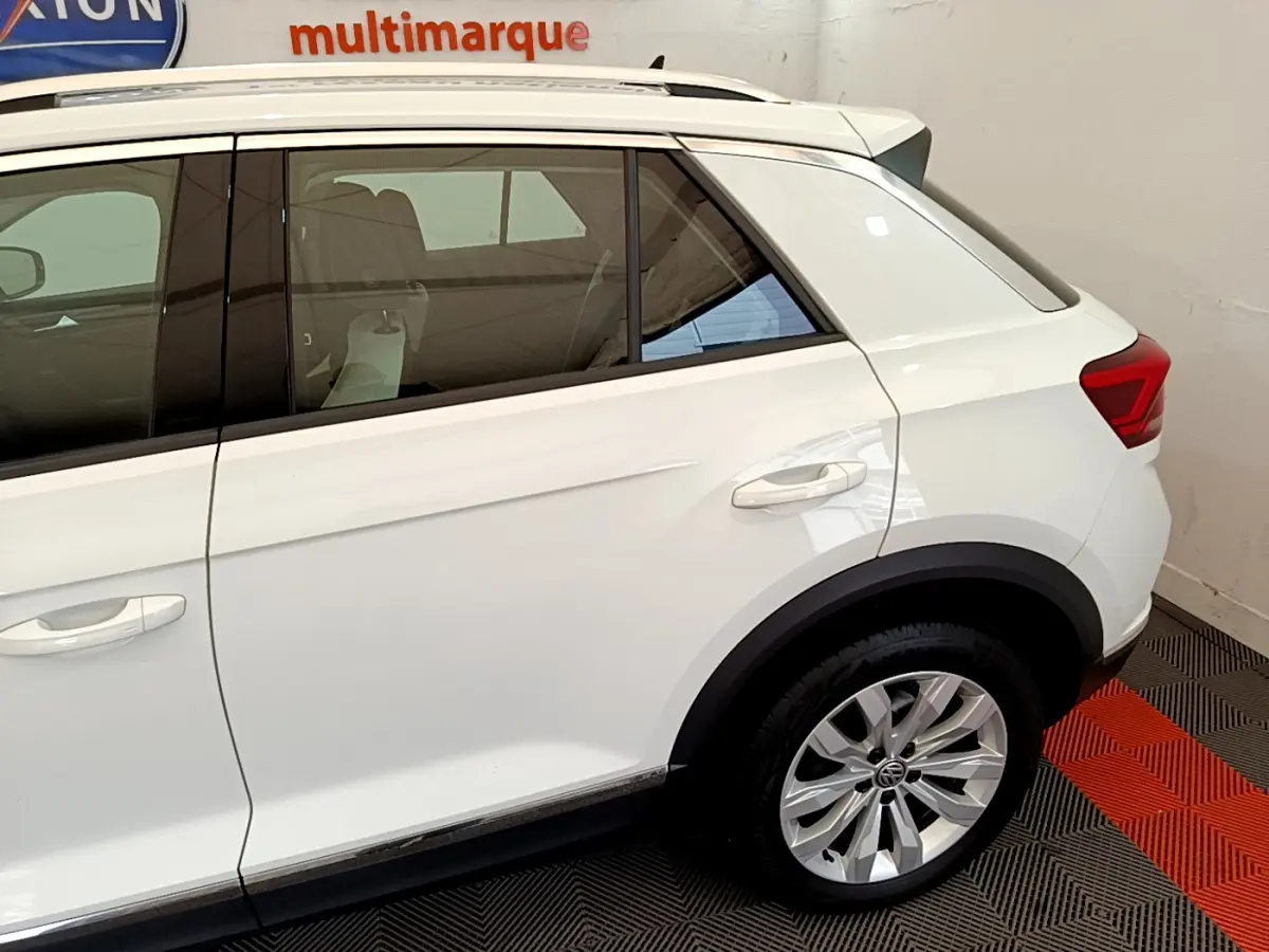 Vue côté droit arrière du Volkswagen T-Roc blanc 2020 avec jantes alliage et vitres teintées.