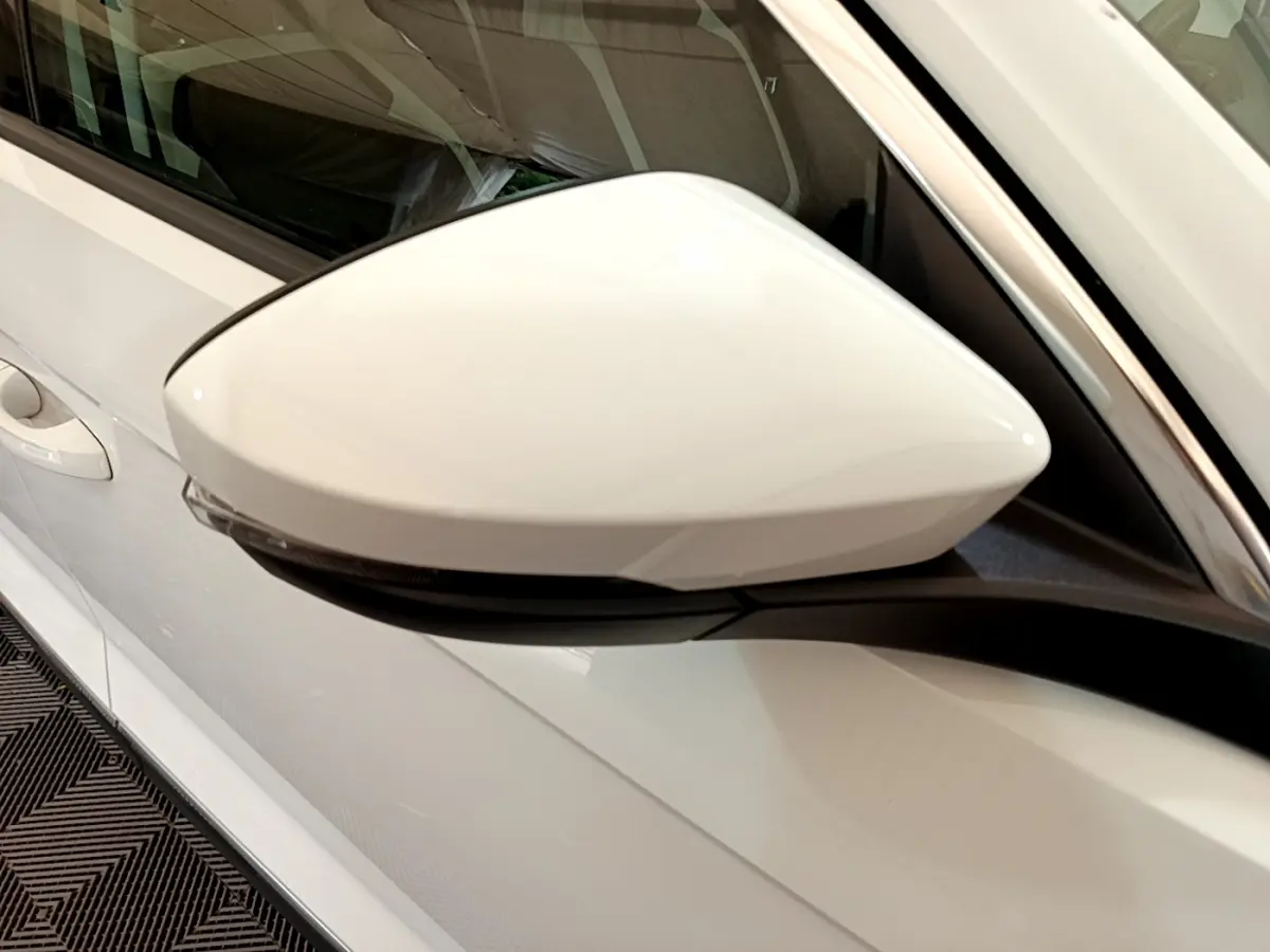 Rétroviseur droit blanc du Volkswagen T-Roc 1.5 TSI 2020 vu en gros plan côté conducteur.